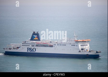 Cross Channel P & O Ferries fierté de Bourgogne approche du port de Douvres dans la Manche, à partir de la France Banque D'Images