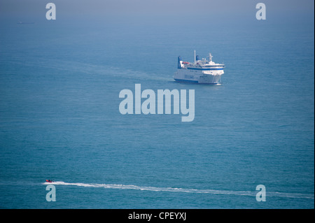 Cross Channel ferries DFDS Seaways traiter l'approche du port de Douvres en Angleterre avec de petites embarcations de pêche côtière dans l'avant-plan Banque D'Images