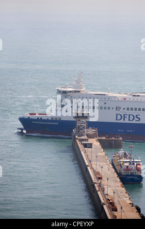 Cross Channel ferries DFDS Seaways Dunkerque de quitter le port de Douvres en Angleterre avec le mur du port à l'avant-plan Banque D'Images