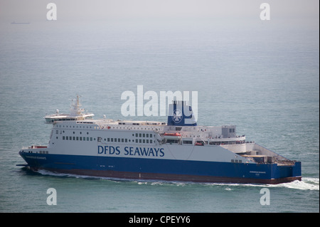 Cross Channel ferries DFDS Seaways Dunkerque de quitter le port de Douvres en Angleterre avec voyage dans la Manche Banque D'Images
