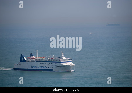 Cross Channel ferries DFDS Seaways traiter l'approche du port de Douvres en Angleterre avec un porte-conteneurs dans la distance Banque D'Images