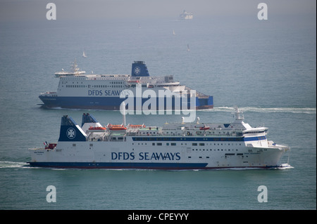 DFDS Seaways ferries traversent la manche en passant dans le détroit de Douvres dans le sud de l'Angleterre Banque D'Images