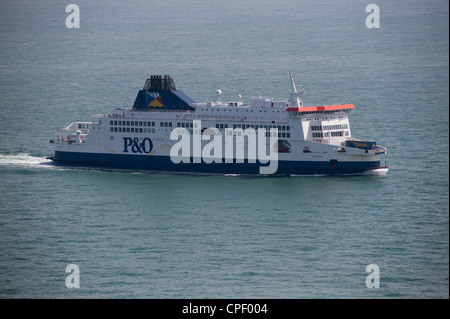 Cross Channel P & O Ferries Pride of Kent approche du Port de Dover Harbour dans la Manche, à partir de la France Banque D'Images