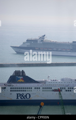 90 000 tonnes de navires de croisière Celebrity Constellation laissant Dover dans le sud de l'Angleterre avec un P&O Ferries transmanche arrivant Banque D'Images