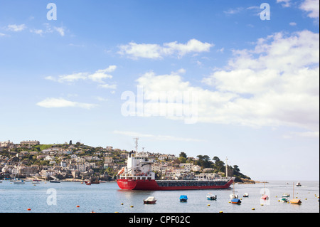 Quitter le port pétrolier de Fowey avec Polruan dans la distance. Cornwall, Angleterre Banque D'Images