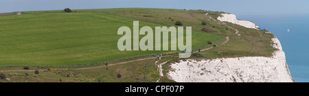 Les promeneurs sur la falaise au-dessus de l'emblématique chemin White Cliffs of Dover dans le sud de l'Angleterre donne sur la Manche Banque D'Images