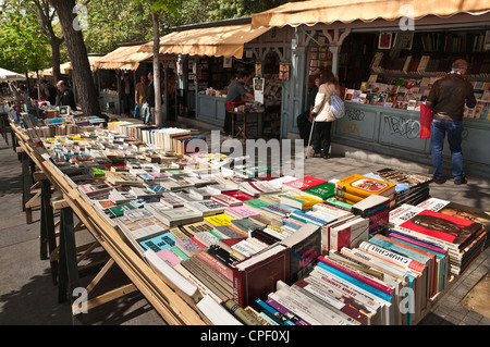 Les échoppes de livre Cuesta de Claudio Moyano à côté du parc du Retiro au bas de l'avenue Paseo del Prado, Madrid, Espagne. Banque D'Images