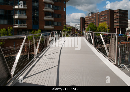 Spinningfields la passerelle sur la rivière Irwell, entre Manchester et Salford, England, UK Banque D'Images