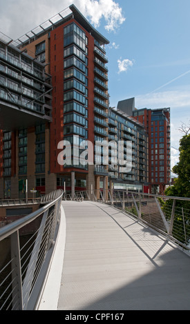 Le Leftbank Apartments et l'Spinningfields passerelle sur la rivière Irwell, entre Manchester et Salford, England, UK Banque D'Images