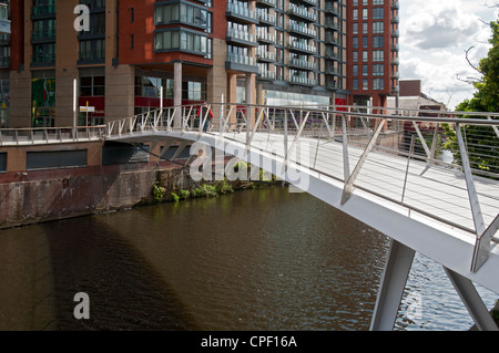 Le Leftbank Apartments et l'Spinningfields passerelle sur la rivière Irwell, entre Manchester et Salford, England, UK Banque D'Images