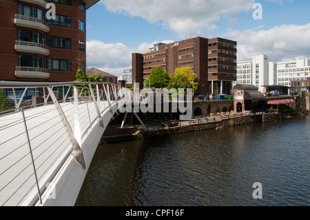 Spinningfields la passerelle sur la rivière Irwell, entre Manchester et Salford, England, UK. Le Mark Addy pub à droite. Banque D'Images