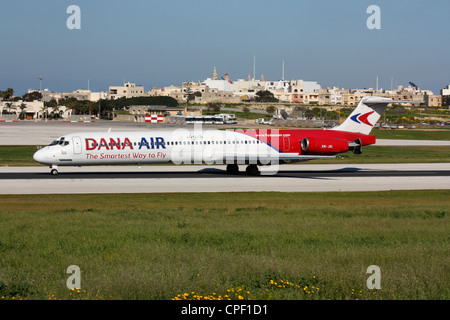 Dana McDonnell Douglas MD-83 de l'air à l'arrivée à Malte sur un vol charter Banque D'Images