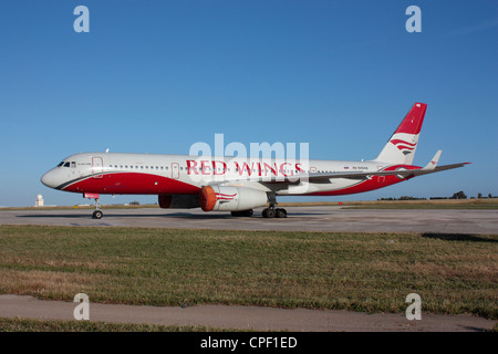 Tupolev Tu-204 Red Wings jet passagers avion stationné à Malte pendant un vol nolisé Banque D'Images