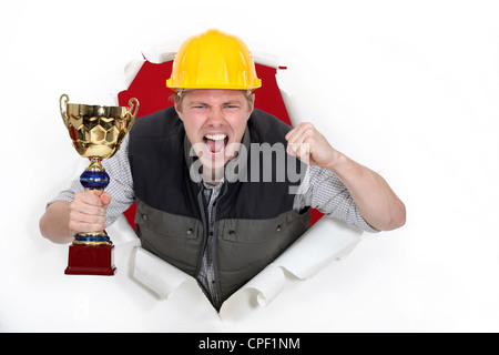 Fier builder holding trophy Banque D'Images