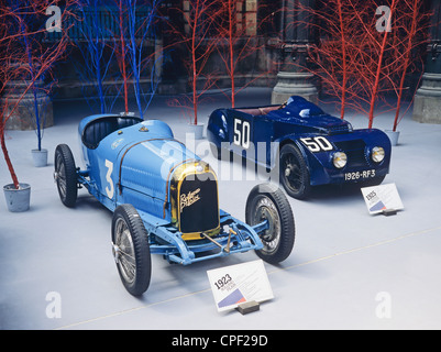 Exposition de voitures anciennes française avec un Rolland-Pilain Twin Racer 1923 et une Chenard-Walker 1925 Banque D'Images