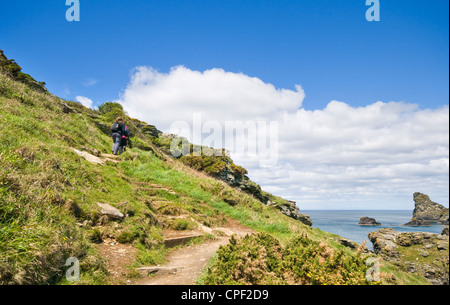 Une famille à marcher le long de la South West Coast Path près de Boscastle en Cornouailles du nord, Angleterre, RU Banque D'Images