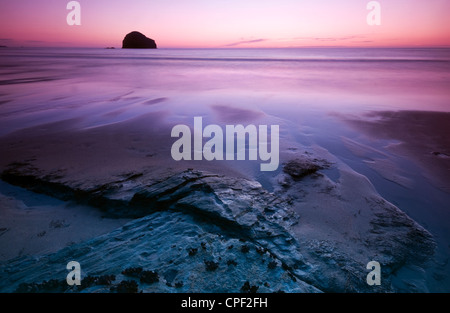 Coucher de soleil sur la plage de Trebarwith Strand à Cornwall, England, UK Banque D'Images