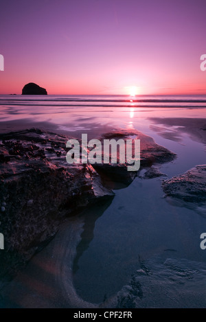 Coucher de soleil sur la plage de Trebarwith Strand à Cornwall, England, UK Banque D'Images