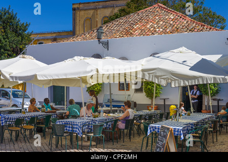 Restaurant dans la vieille ville (Cidade Velha ou Vila Adentro), Faro, Algarve, Portugal Banque D'Images