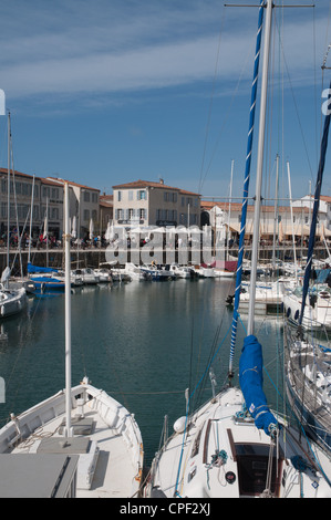 Saint Martin de Re harbour scene avec les gens bateaux journée ensoleillée Banque D'Images