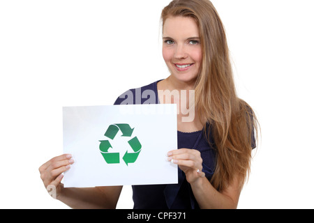 Une femme la promotion du recyclage. Banque D'Images