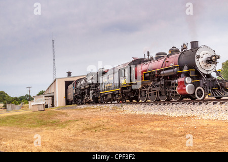 1917 locomotive à vapeur Baldwin 300 poussant un moteur plus gros 1927 'T&P' 610 dans le hangar de maintenance de 'Texas State Railroad', Palestine, Texas. Banque D'Images