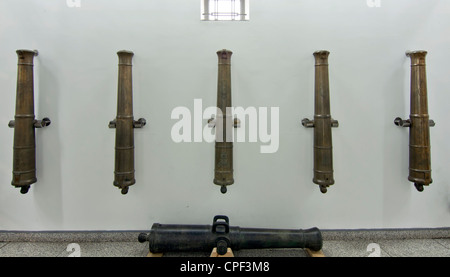 Un mur de canons au Royal Armouries à Leeds Banque D'Images