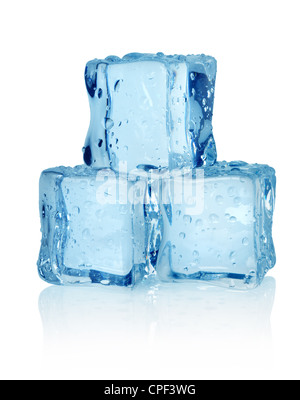 Trois cubes de glace isolé sur fond blanc Banque D'Images