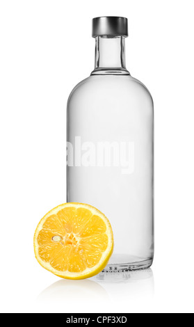 Bouteille de vodka et de citron isolé sur fond blanc Banque D'Images