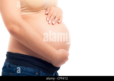 Détail de pregnant woman touching her belly, isolé sur fond blanc avec l'exemplaire de l'espace. Banque D'Images