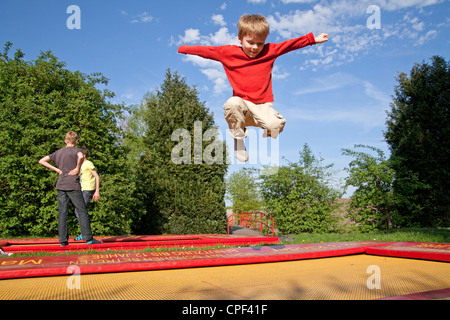 Jeune garçon sur un trampoline, parc Serengeti, Hodenhagen, Basse-Saxe, Allemagne Banque D'Images