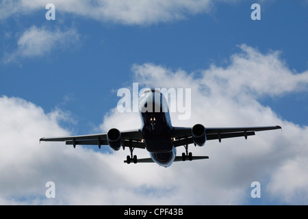 Un Airbus A-320 appartenant à Jet Blue Airlines se prépare à atterrir à l'aéroport international de Logan à Boston, Massachusetts Banque D'Images