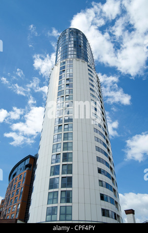 Jusqu'à lors d'une tour moderne immeuble de bureaux Banque D'Images