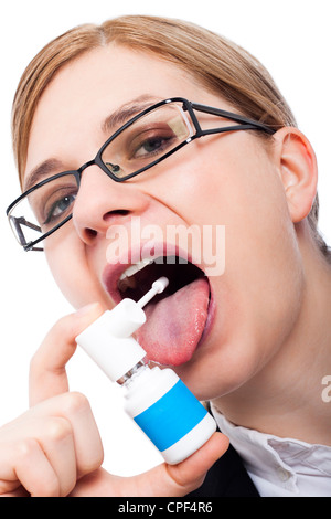 Femme avec mal de gorge à l'aide de spray oral, isolé sur fond blanc. Banque D'Images