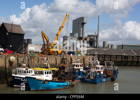 Bateaux de pêche dans le port à Whitstable Banque D'Images