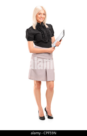 Full Length portrait of a young businesswoman holding un presse-papiers contre isolé sur fond blanc Banque D'Images