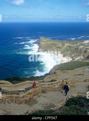 Les touristes descendant étapes côtières sur falaise. Cape of Good Hope nature reserve. Près de Cape Town. L'Afrique du Sud. Banque D'Images
