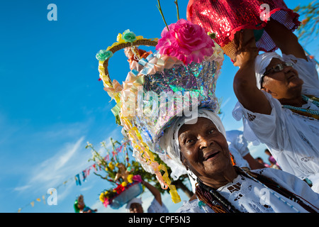 Les femmes portent Baiana figurines religieuses pendant la procession rituelle en l'honneur d'Yemanjá dans Amoreiras, Bahia, Brésil. Banque D'Images