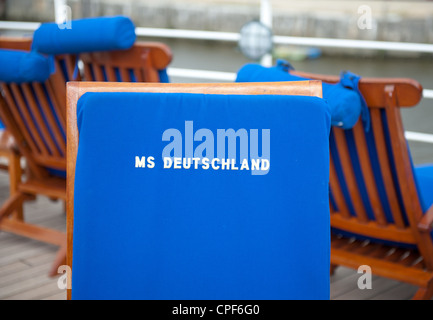 Des chaises longues avec coussins de marque à bord du paquebot de croisière de luxe super MS Deutschland, exploité par Peter Deilmann Reederei Banque D'Images