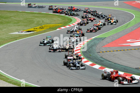 Des voitures de course vitesse via premier virage après le départ du Grand Prix de Formule 1 d'Espagne 2012 Banque D'Images