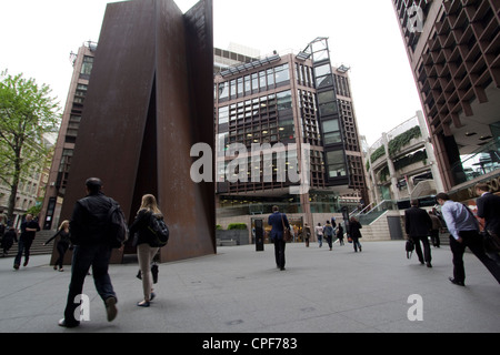 Complexe de bureaux Broadgate avec 55 pieds (17 m) de haut, sculpture autoportante de Richard Serra, Fulcrum 1987, Londres, Royaume-Uni Banque D'Images