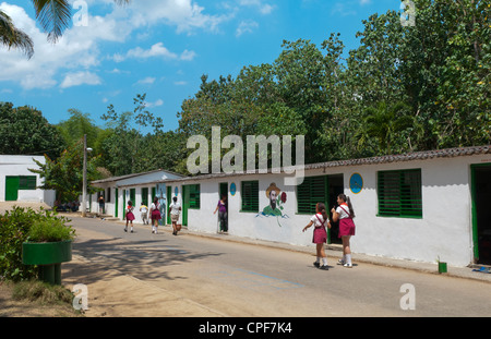 Cuba Las Terrazas dans l'école dans la Sierra del Rosario, dans les montagnes avec enfants étudiants Banque D'Images