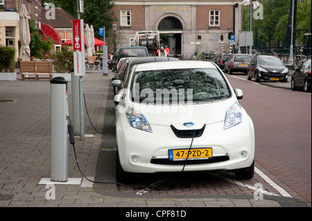 La Nissan LEAF voiture électrique étant facturé à la station de charge Banque D'Images