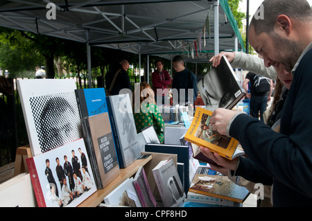 Ligne Goldsmith Hackney. Dimanche matin marché du livre. Les clients de parcourir des livres d'art Banque D'Images