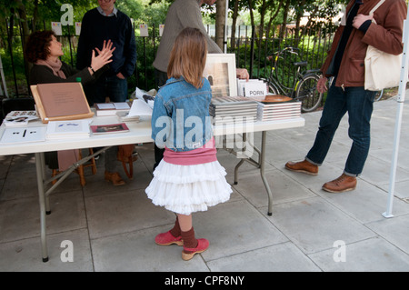 Ligne Goldsmith Hackney. Dimanche matin marché du livre.young girl looking at stall Banque D'Images