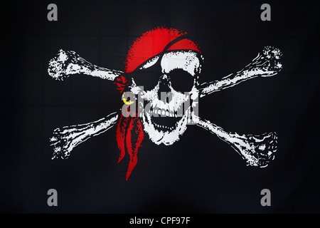 Drapeau pirate Jolly Roger dans fenêtre bar, Brixham, Devon, Angleterre Banque D'Images