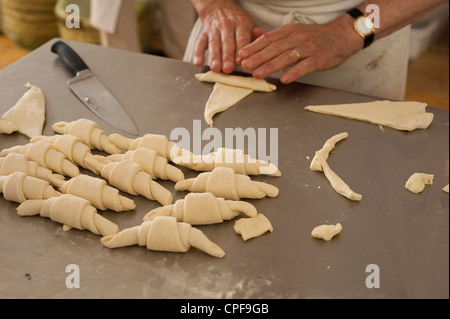 Paris, France - Baker la pâte de roulement pour faire des croissants Banque D'Images