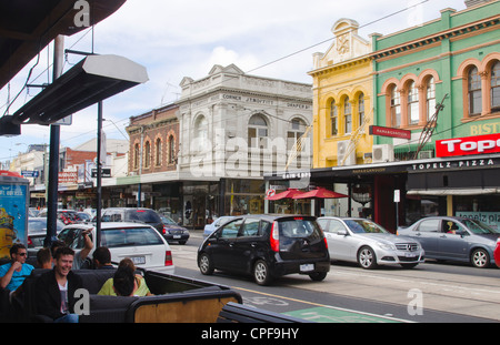 Restaurants et commerces et la circulation en zone touristique de Chapel Street Prahran à Melbourne en Australie Victoria Banque D'Images