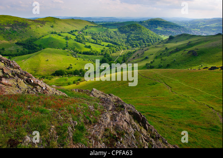 Haut sur la crête de la CAER Caradoc, Shropshire, Angleterre, à vers l'espoir Bowdler Hill avec Wenlock Edge dans la distance Banque D'Images