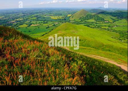 Haut sur la crête de la CAER Caradoc, Shropshire, Angleterre, regard vers l'Lawley avec le Wrekin dans la distance Banque D'Images